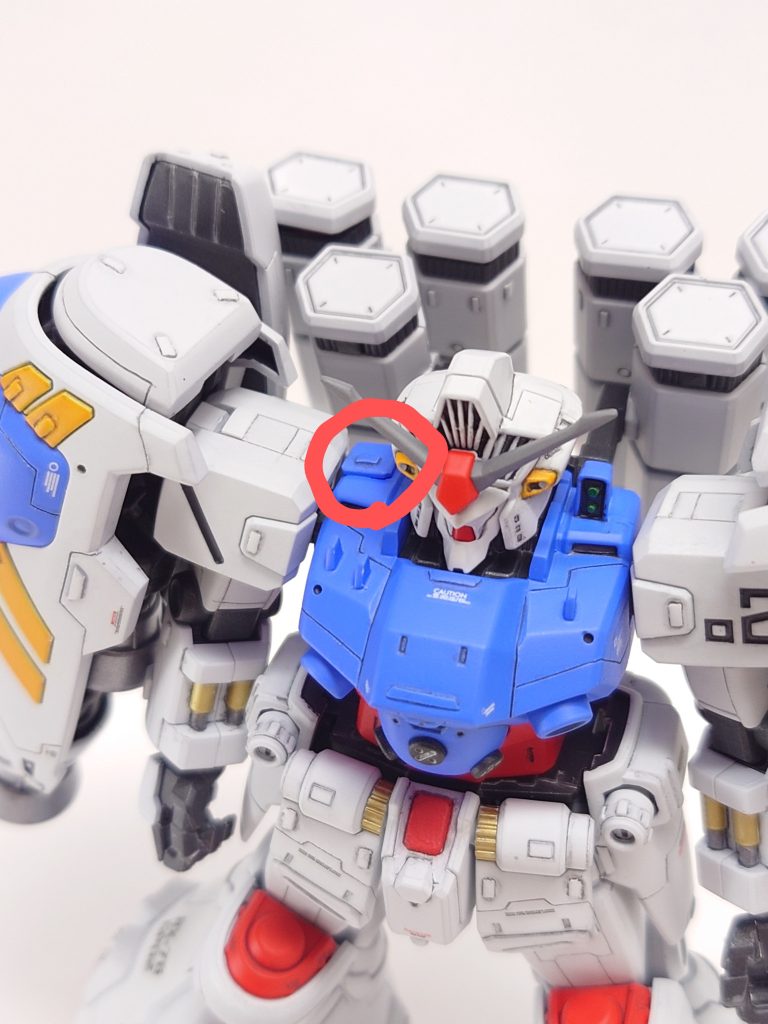 穴空いてる写真撮り忘れました😱写真は赤丸部に蓋を作ってハメてますが、ここに穴を開けてビームバズーカの保持を差し込める様にしてます✋多連装ロケットシステムとギリギリ干渉せずにガッツリビームバズーカを保持出来るようになりました😁