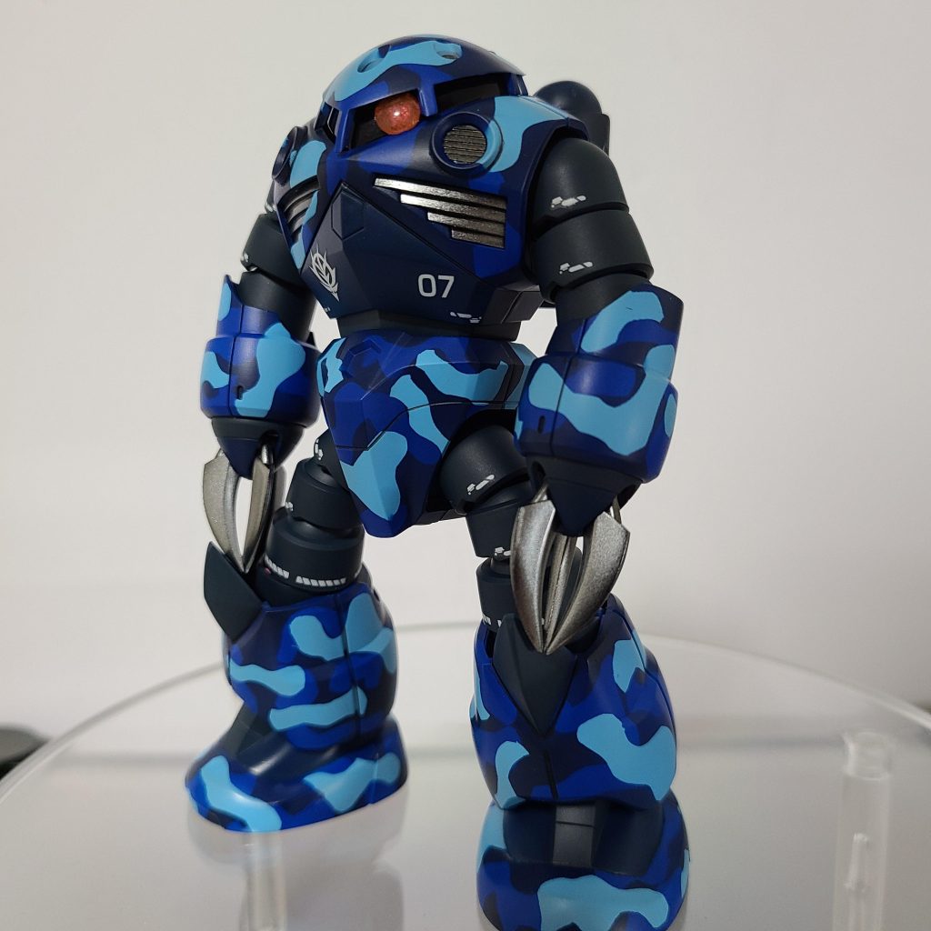 モノアイは稼働しないので両面テープで仮止め