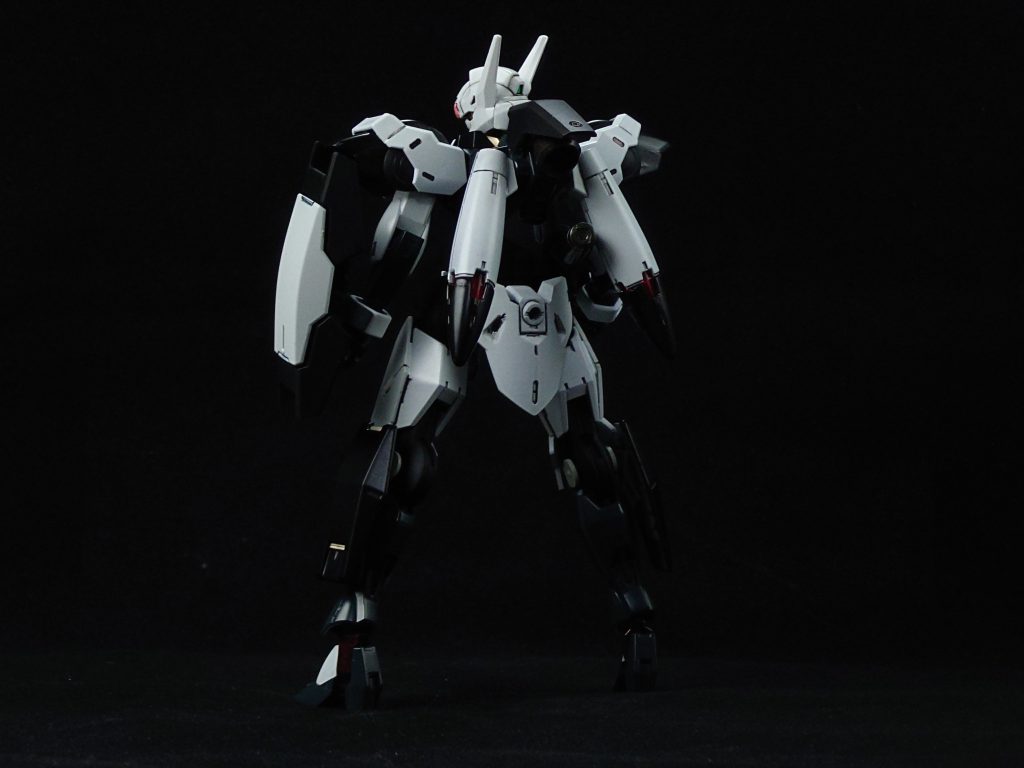 平時は背中の赤色灯ユニットは格納され下を向いている。