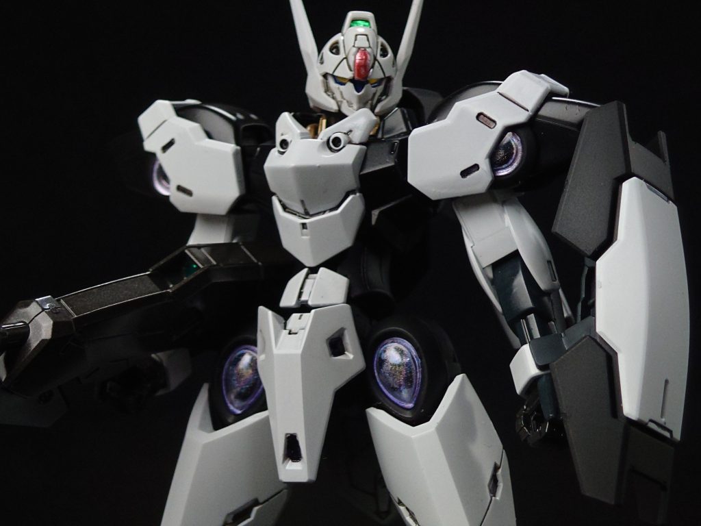 胸部のバルカンは弾の変更が状況に応じて変更可能で、消火弾、拘束用トリモチ弾、催涙弾等使用可能。