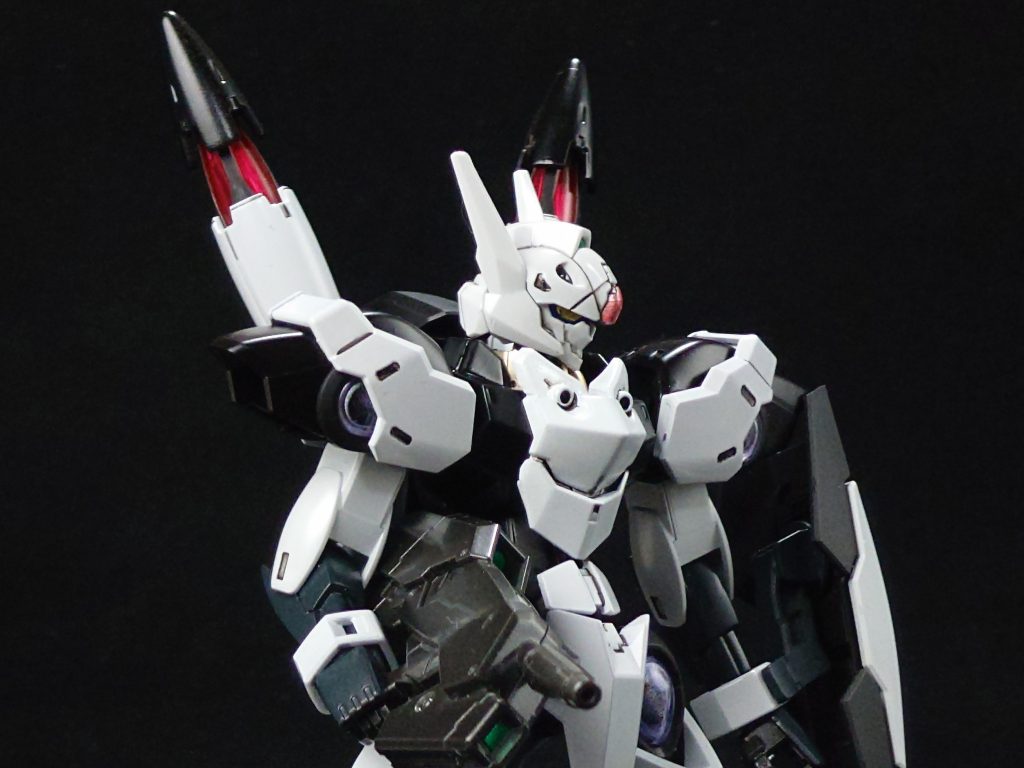 頭部は地球製 グラスレーの機体の頭部が地球製と言う事で『公平性』を表していると言うのは表向きの設定