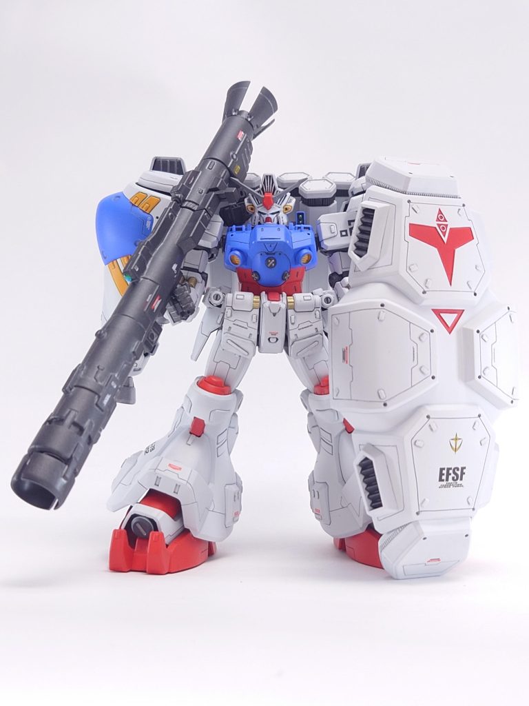 今回は基本は缶スプレー塗装、一部筆塗り、プラ板貼付け、スジ彫り追加&モールド彫り直し、胸部にフィン追加、ビームバズーカの保持穴とセンサー追加、盾の持ち手を10mm延長して地面に着地するように加工、ガンダムデカール、スムースクリア仕上げです😄成型色がグレーっぽかったのが好みでは無く、ガンダムホワイトに🎵