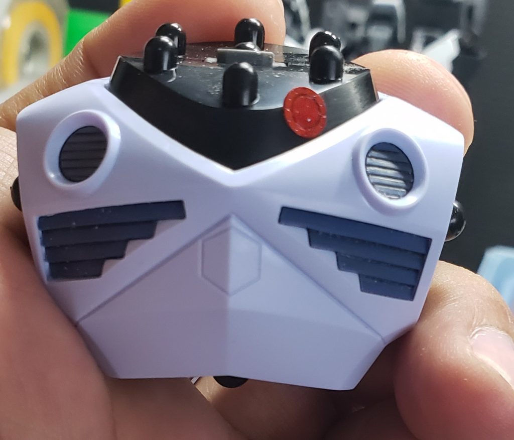 ネット情報を参考に、ネオジム磁石とハイキューパーツのジーレップでモノアイを可動化しました。