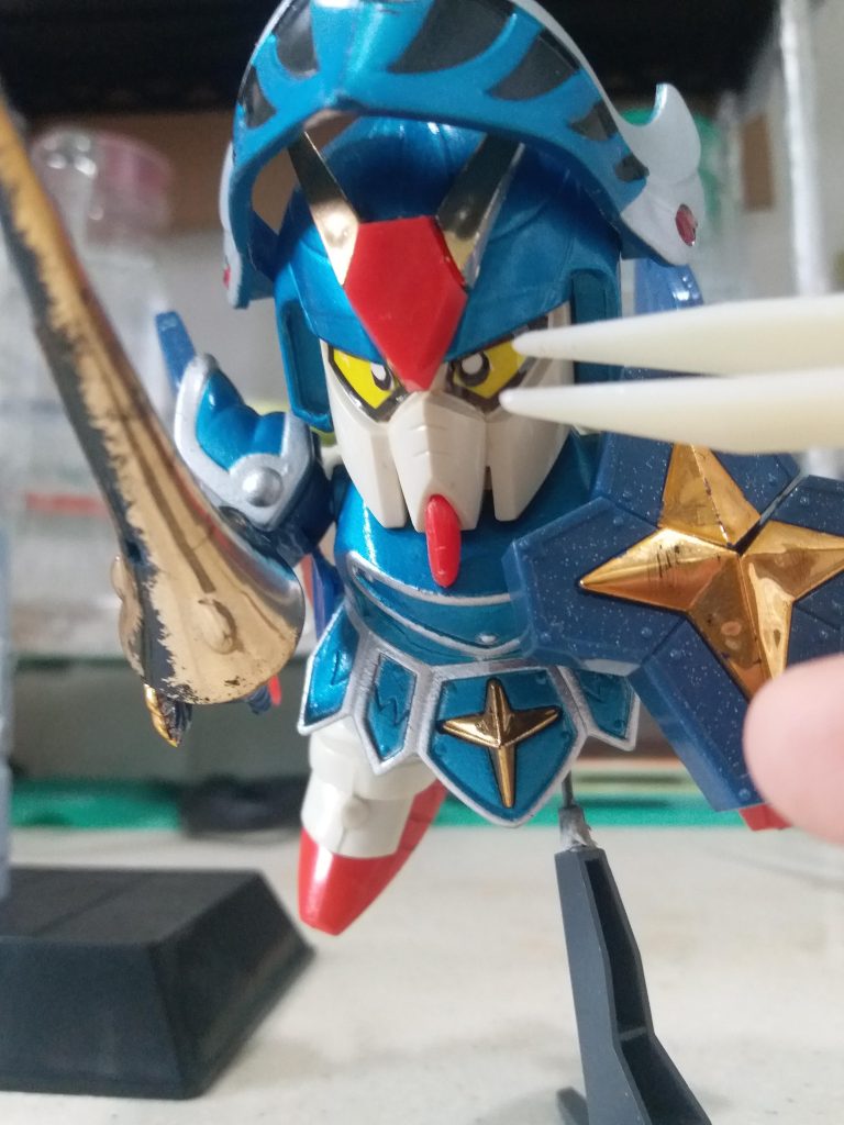 眼珠用BLUTACK黏貼的，可以手動調校位置