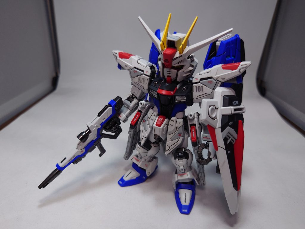 スミ入れしてシール貼っただけだけどモールドも細かいし色分けもきっちりされてるから情報量が半端ないですね(笑)