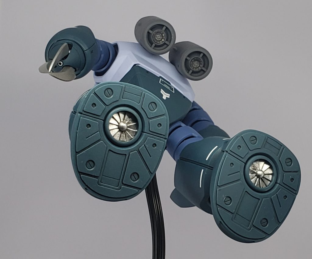 足裏はスクリューのみ塗装。コレだけでもだいぶ印象が変わる気がします。