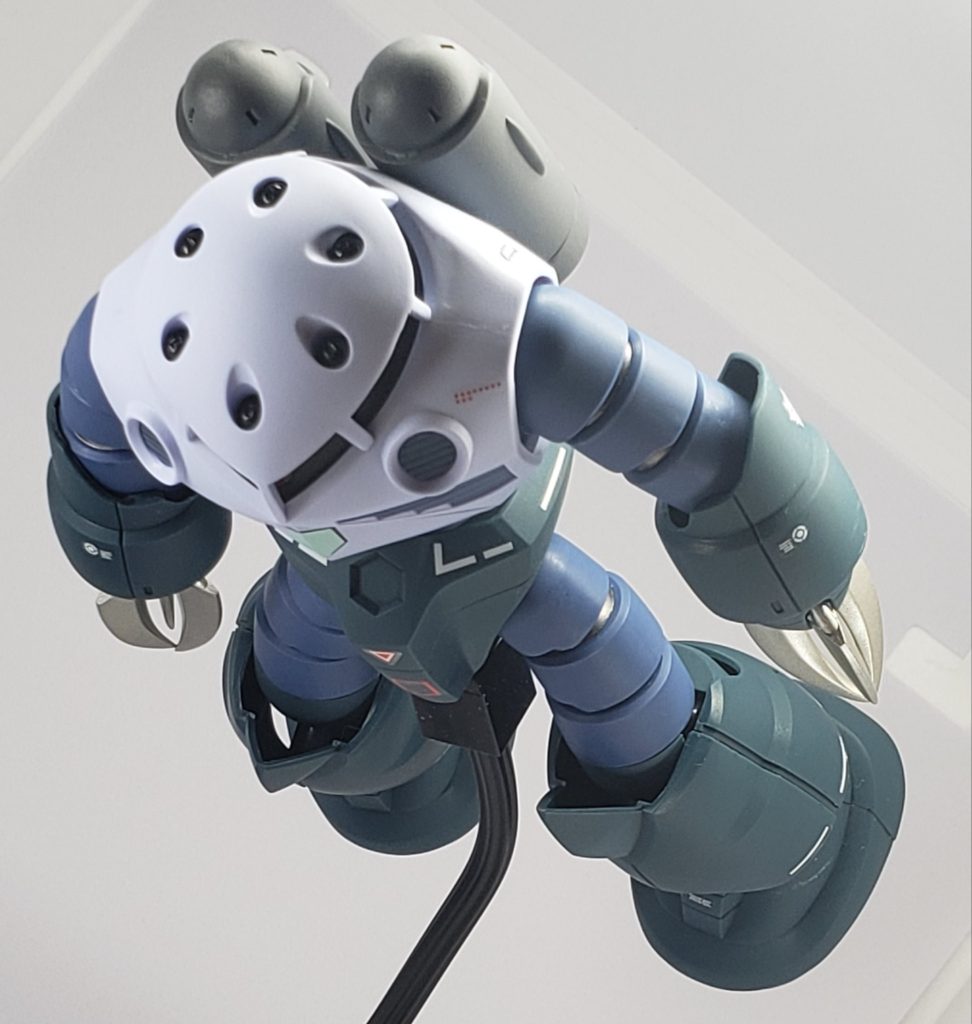 股下に3ミリ穴を空けてスタンドに対応させました。せっかくだから進水ポーズで飾りたいものよ。