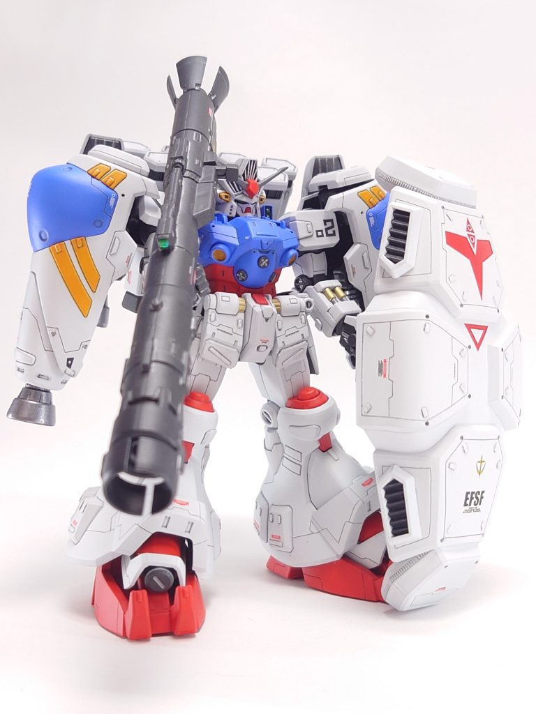 ラジエーターシールドの持ち手を上に10mm延長して地面に着くようにしました✋あんなデカくて重いシールドを片手で空中に保持なんて重力下では無理があると思います(笑)あとビームバズーカがちと寂しかったのでセンサーを追加してみました😁