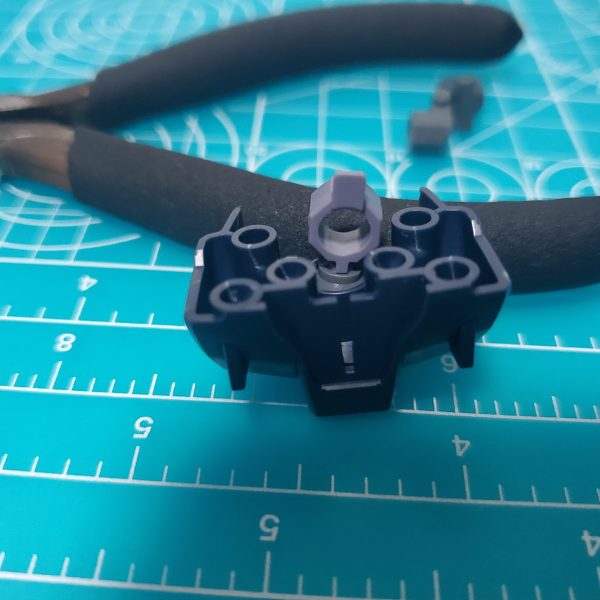 今日から作り始めたガンダムMk-IIです。基本的にパチ組みですが、何れするであろう塗装の為にダボ穴カットなどの処理はしながら組み立ててます。HGはそんなに時間をかけずに作れるから楽しいです（2枚目）