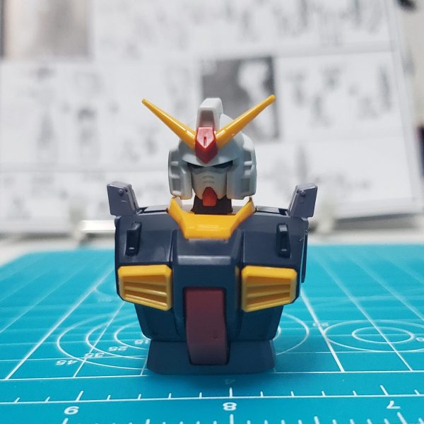 今日から作り始めたガンダムMk-IIです。基本的にパチ組みですが、何れするであろう塗装の為にダボ穴カットなどの処理はしながら組み立ててます。HGはそんなに時間をかけずに作れるから楽しいです（1枚目）