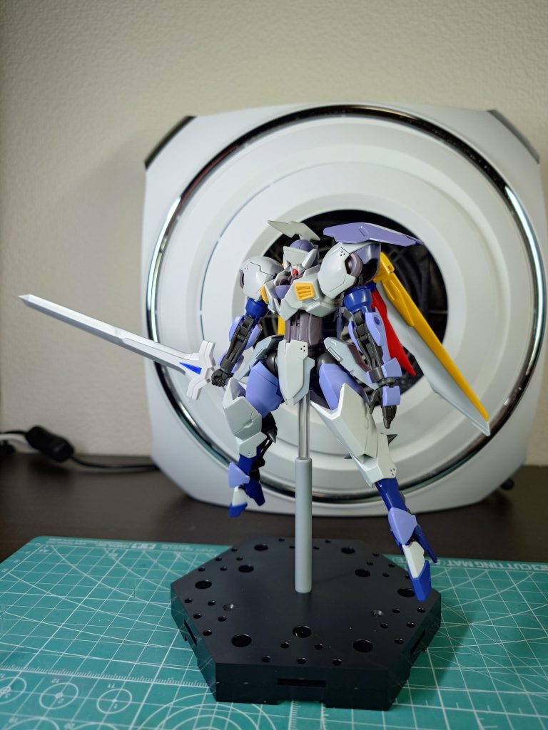 塗装前。写真の剣は完成版ではコトブキヤのナイトマスターソード限定版に差し替え。赤のクリアー刀身が映えそうだったので