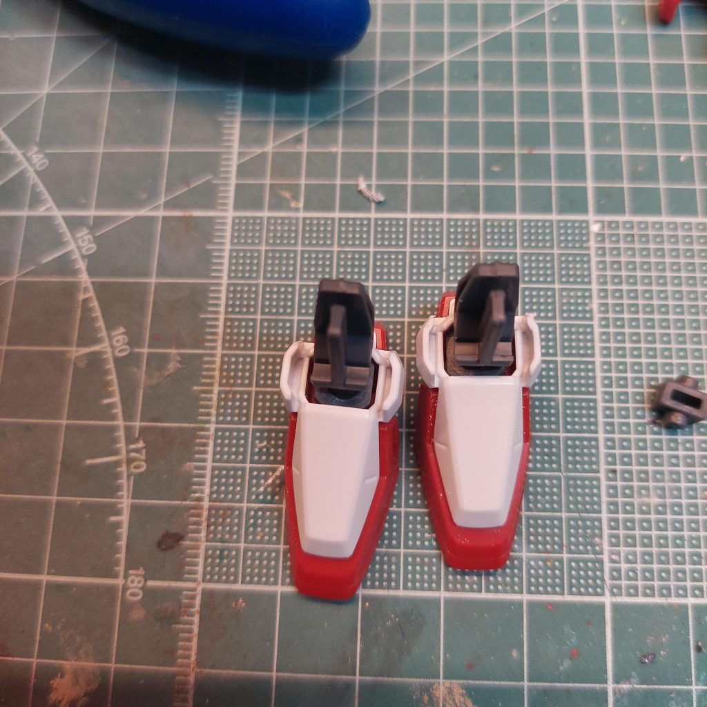 足首のパーツが足側もスネ側も少し厚みがありポージングで上手く曲がらない&塗装ハゲするので両方(足側、スネ側)を薄く削りました‼️最後まで見ていただきありがとうございました。m(。_。)m