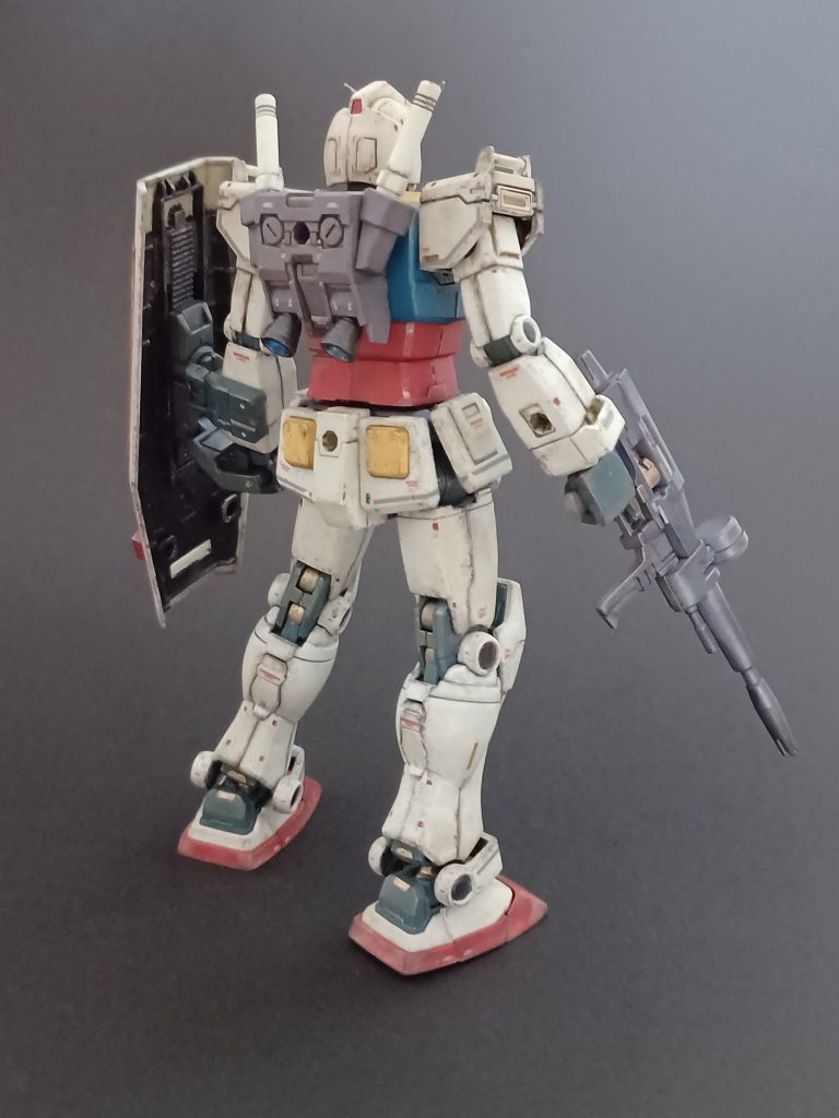 このキットの販売の告知をネットで知った時は、まだガンプラも店頭ではなかなか買えない品薄状態でね。そんな時に映画版のドアンザクとガンダムが同時販売されることを知り、もう飛び跳ねる気持ちがしたよねえ(笑)。そりゃ～、稀少価値が高いドアンザクを迷わず買うべきなんだろうけどさこのキット限定のオリジナルカラーとデカールを見ちゃったらさ～カッコ良いだもん♪ねえ、どっちを買うか言わなくても分かるでしょ♪