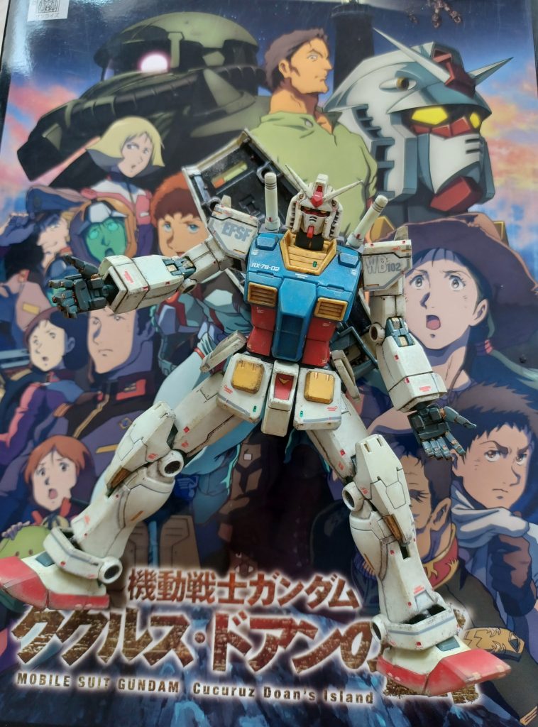 箱の上で大の字に♪実は何ヵ所か水転写デカールを貼る時に失敗して破けたり、剥がれちゃったりしてテンションがドーーーンと下がったけれど手書きで誤魔化したりそれでも誤魔化しきれない所は最初から失敗なんかして無いぞと思い込むようにしちゃえば、気にならないかな💧映画館の大きなスクリーンで最新技術で甦ったガンダムが動くシーンを思い出しながらとても楽しく作れた♪