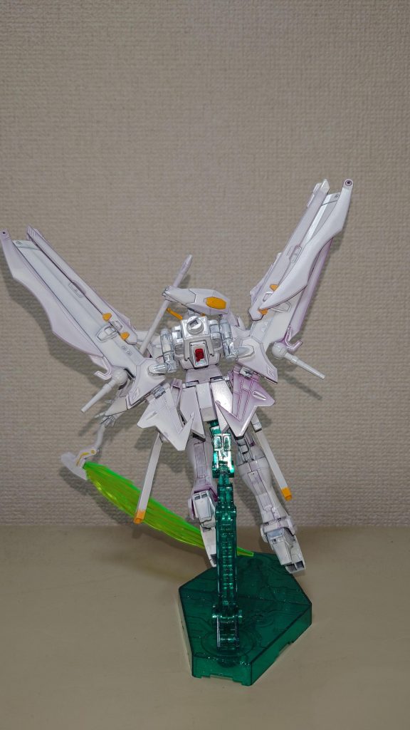 バックショットこうやって見ると、塗り斑が酷いなぁ。Mr.カラースプレーのホワイト100ml2本では足りなかったようで、けちけちしないでもっとデカいのを2本用意しておけばよかった。ここは反省。