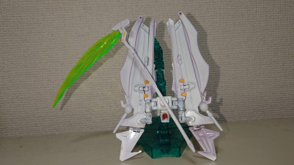 バックパックとビームシザー。尾羽というか可動翼の塗りが浮き彫り。