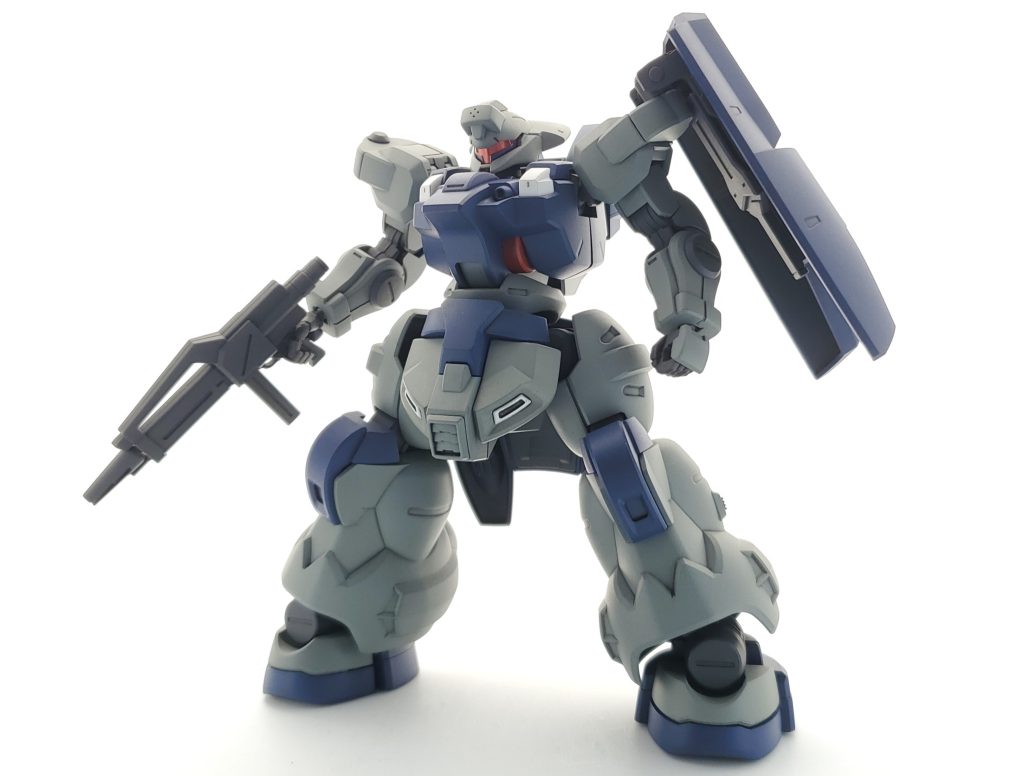 肩は元ネタのように片方だけシールド装備にし、もう片方の穴は塞ぐようにしました。ライフルはジェガンのものを持たせてます。カラーリングはUC版のものを参考にしました。