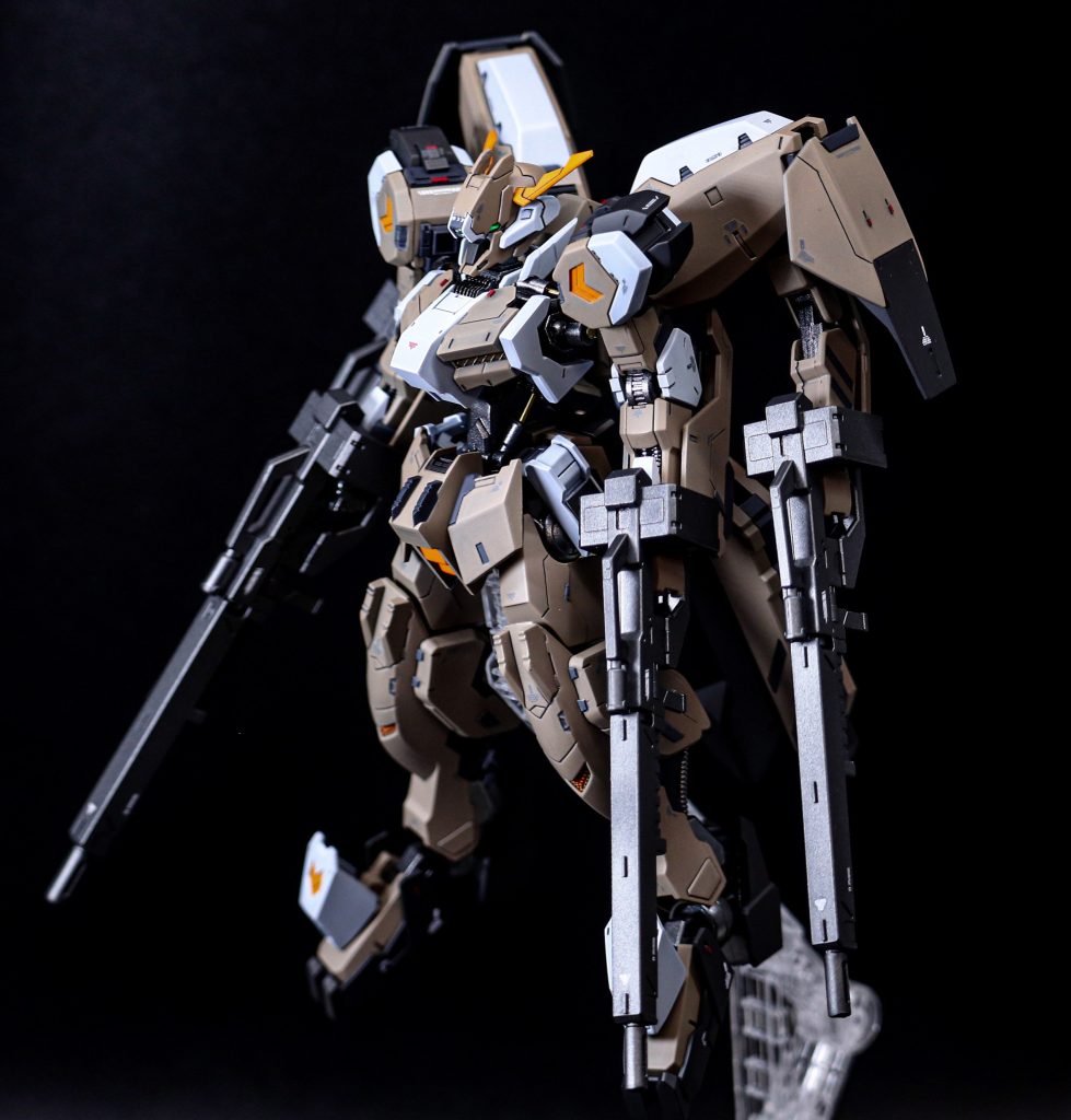 少し前に再販された鉄華団コンプリートセットのグシオンリベイクフルシティと追加武装を使い作成しています。