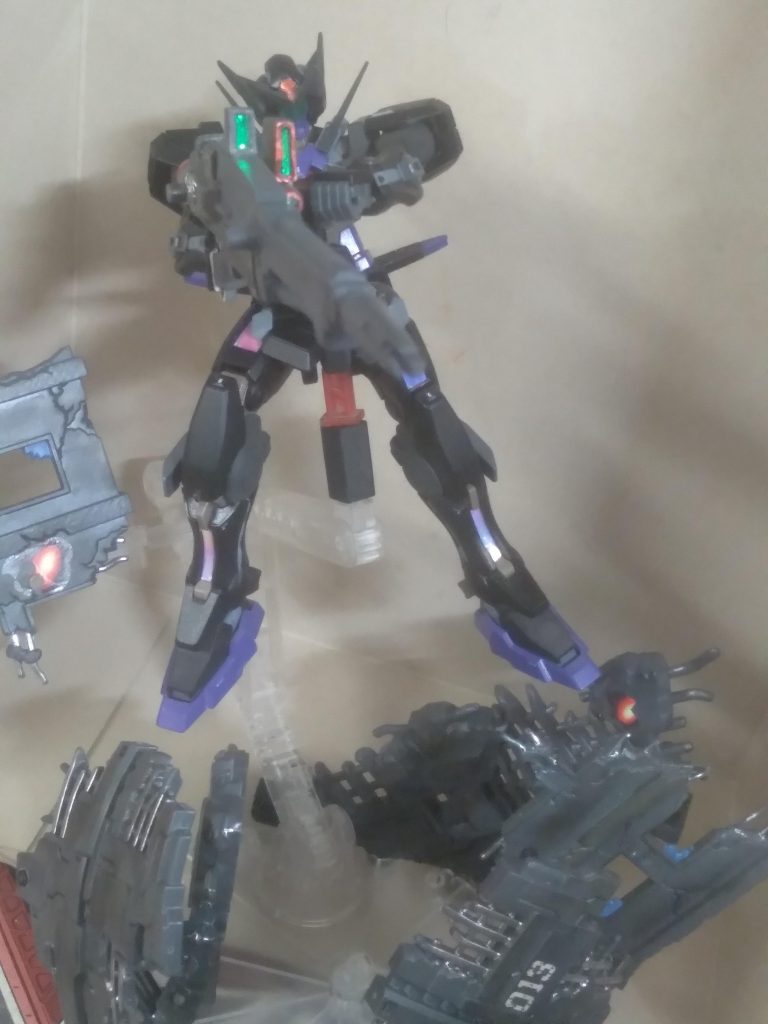 I used reflective tape for the GN cables. UV resin was used over the tape. Metallic red gundam marker for the head sensor and the back on the gn drive. The main weapon for this suit is the GN sword X. It's a combination of a gn beam and sword. The edge of the blade is made from the gn condenser material. It can also emit a beam saber blade. On the back skirt are 2 beam saber handles. 