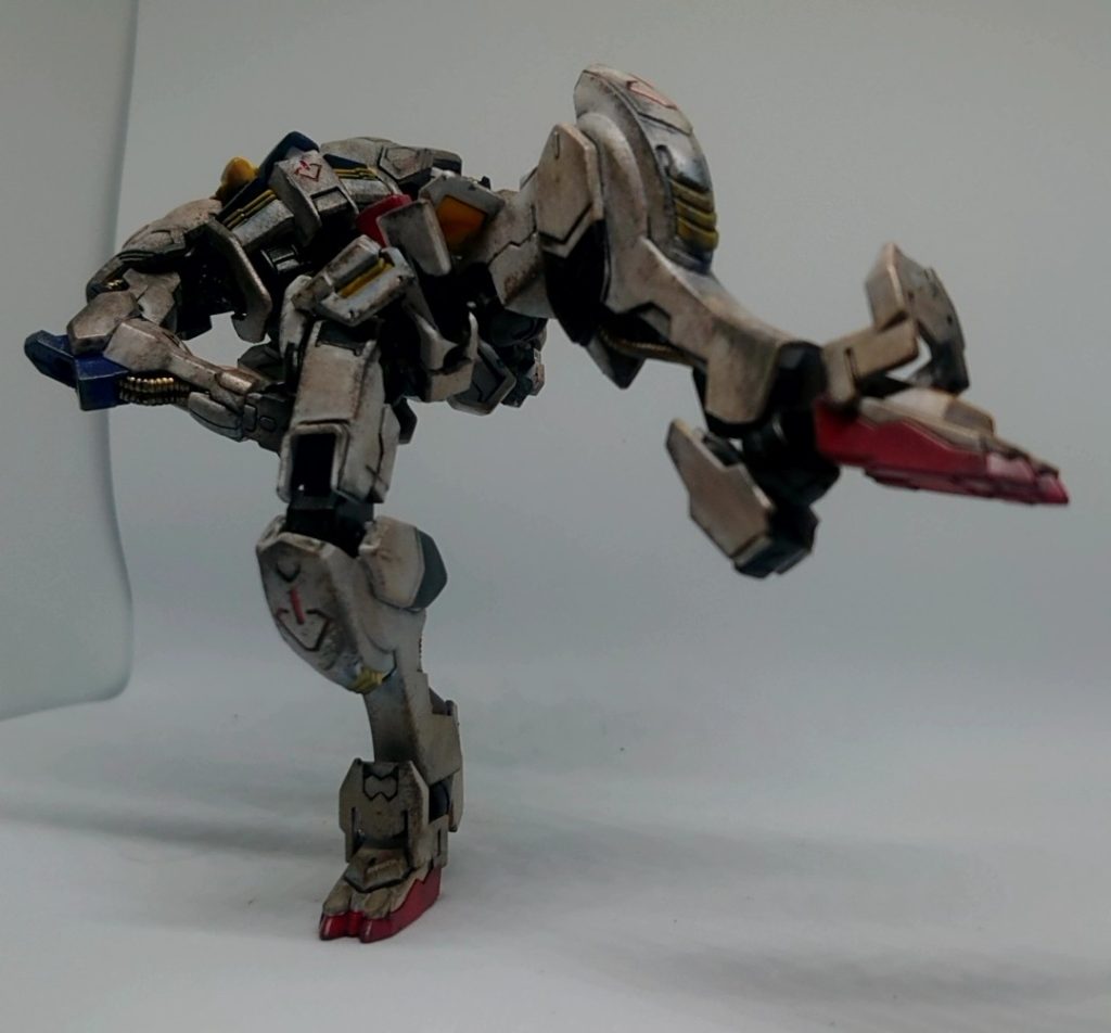 それにしても、良く動くキットです。こんなふざけたポーズでも片足で自立できます。機会があれば、もう一度ちゃんと作りたい。