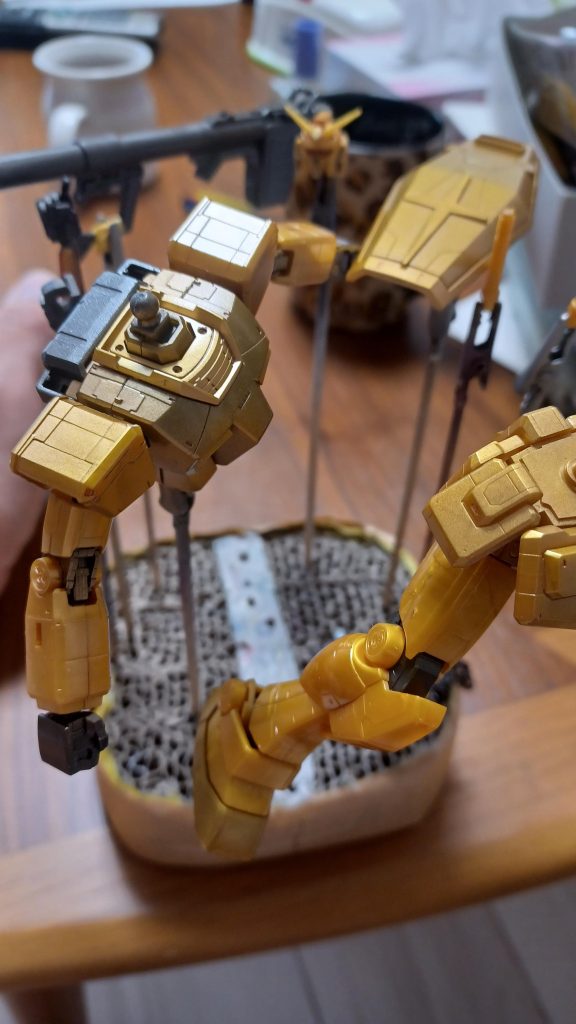 今回は、さらにゴールドカラーを吹き光沢クリアーを吹き初めてドライブラシにも挑戦しました！