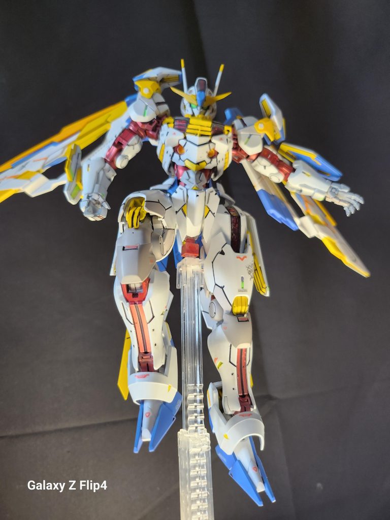 大きく翼を広げて降臨するイメージを大切にした作品です