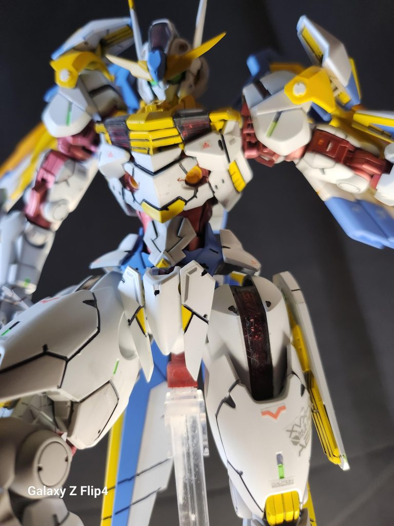 白を中心に光輝く姿をイメージしながら塗装しました。