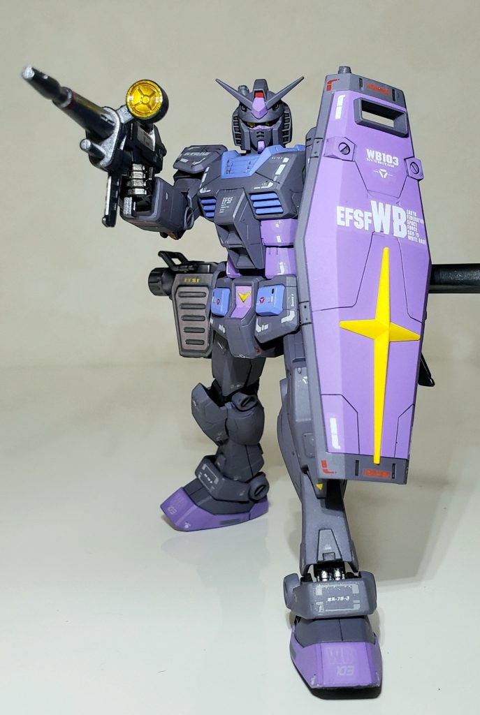 ビームライフルでもポージング。足を開きすぎると直ぐに倒れちゃいます^^;