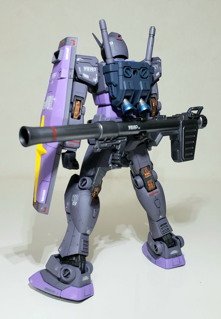 バックショット。このキット、スタイルバランスは好きなんだけどとにかく合わせ目が多いですね^^;特に足回りの凹凸ディテールを跨ぐ合わせ目が厄介なので削り落として貼り付けた方が楽です。