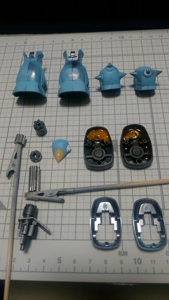 合わせ目消し、ガトリング切断、肩スパイク切断、足にネオジム磁石埋め込み、頭部パテ盛り等、改造したパーツほぼ一式です。