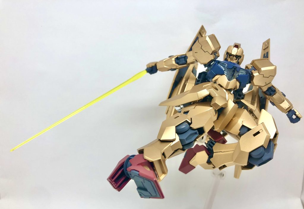 メインカラーはMr.カラーのゴールド(下地は黒)、胸部はティターンズブルー、スリッパは赤にグレーを混ぜたやつ、関節はメカサフのヘヴィを使用しています。自分好みの落ち着いた色合いに仕上がったので大変満足です。