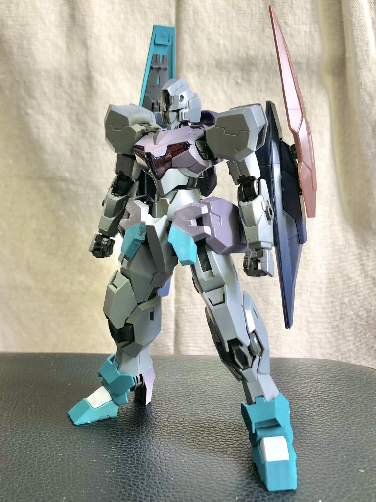 塗装前です。爪先、アンクルアーマー、フロントスカートをルブリスウルから引っ張ってきています。画像にはないですが額の装甲はブラックライダーの余剰パーツを使用しています。