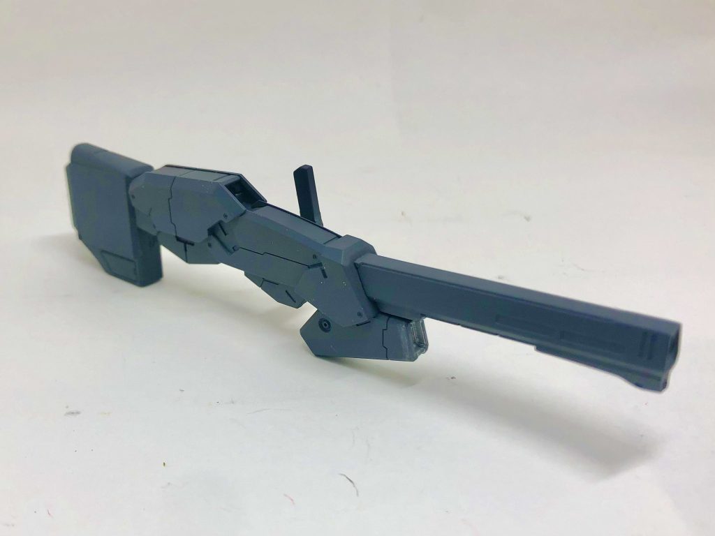 武装です。ベギルペンデのライフルにクレイバズーカのマガジンと砲身をくっつけています。水星の魔女では実弾が使用できないので残弾式のビームバズーカという設定にしました。本当は抱え持ちさせたかったのですがどう足掻いても上手く収まらず、泣く泣くサイドグリップ(?)方式にしています。以上です。ガンヴォルヴァは元々デザインに無駄がなさすぎるので、どんなアレンジもしっかり受けいれる懐の深さがウリだと思っています。ゼータやMk-IIIなんかもやれそうですね。誰でもいい、やってくれ!!!ありがとうございました。