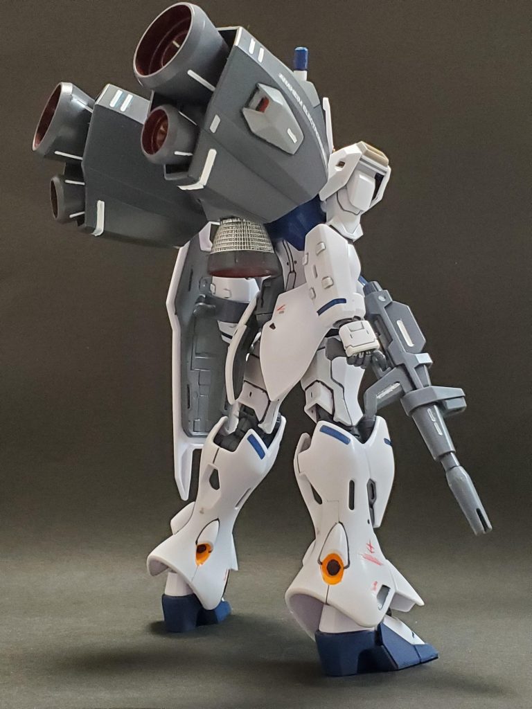 Lia view~🤩②プチっと改修として、肩にスラスターパーツを装着❕そして、バックパックのセンター部分に追加でバーニアを1基取り付けました😆🎶これはジオングを制作した時に余ったバーニアノズルです❕ブースターバーニアの大きさと組み合わせても違和感なかったので取り付け~✴️高機動感を🆙させてみました😎✨