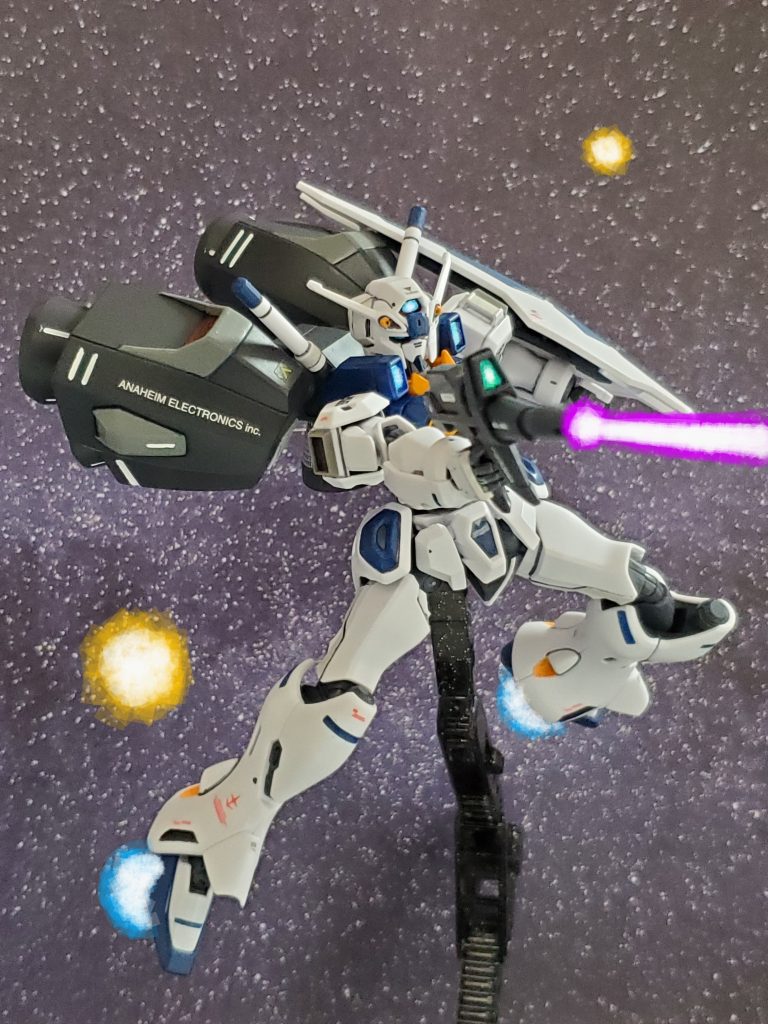 エンゲージゼロは高いスペックを存分に発揮しジオン部隊を撃破💥していく😆🎵エンゲージゼロは連邦軍からの要望に応えるべく『ガンダム開発計画』において初期段階で制作された機体で、いくつかの試作機がロールアウト❕最終コンペティションの末『ブロッサム』に敗北した機体である✨しかし、高スペックであった本機体はジャミトフ中将の目にとまり、内密に中将管理下にあるオーガスタ研究所に納品🎶そこでNT-1のノウハウも導入されNT用の機体として仕上がったのてある😔✨