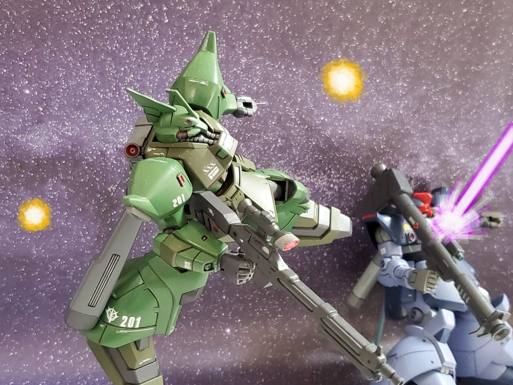 一方、キリー・ギャレット少佐率いる『Fairy Heart隊』は、部隊の要へと成長した副隊長のエマァ・ダイス少尉が不在😅💦現在アクシズ艦隊で補給及び強化パックに換装中なのである😎✨しかし、部隊の士気は高くソーラ・システムIIを目指し進撃していた🎵その時❕部隊のリック・ドムIIの1機がビームで射ぬかれ爆散する💥ギャレット少佐は部隊に迫る1機のMSを確認する👀