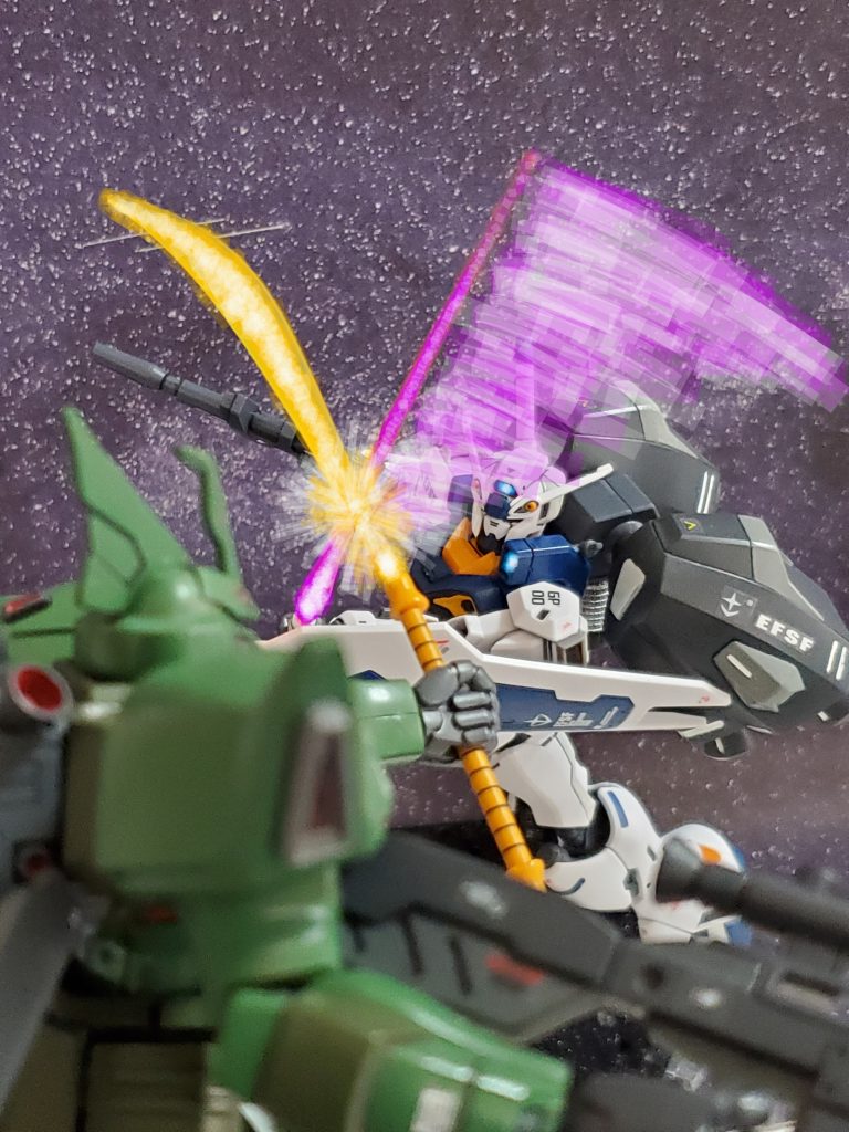 しかし、エンゲージゼロの猛攻の前に押されるゲルググJ~😅💦相手のパイロットはNTか強化人間かであると確信するギャレット少佐😵