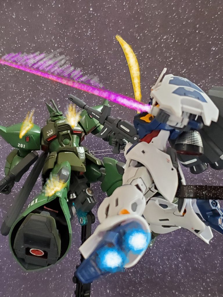 エンゲージゼロのビームサーベルが次々に襲いかかる😱❗受けきれず、躱しきれず被弾していくゲルググJ💦その戦闘力はまさに『白い悪魔👿』❕