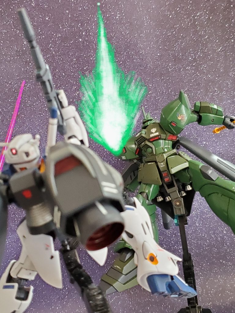 エンゲージゼロがビームライフルを放とうとしたその時❗遥か上方より高エネルギーのビーム粒子が2機の間を裂くようにほと走る~✴️その威力は戦艦のメガ粒子砲に匹敵する~🤩