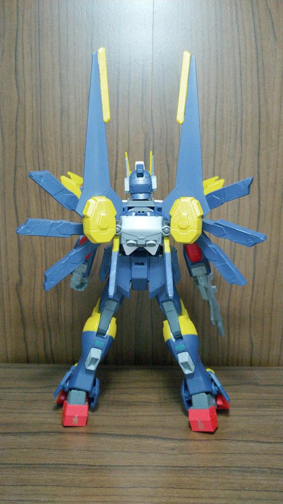 特徴的なバックパックも気合で再現。レジンでなんかのジャンクパーツ複製しまくって三枚羽(?)もつくりました。というか、この写真だと左右の三枚羽が上下逆になってますね。けどご安心を…