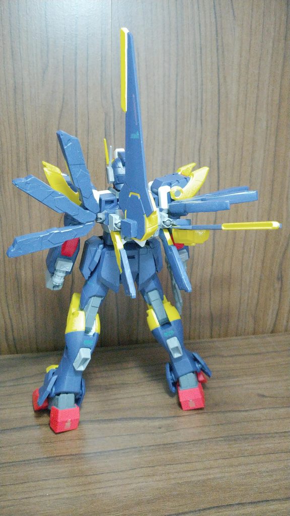 ポージング時に邪魔になると思ったので全部可動式にしておきました。上下逆になってもこれで安心だね☆ちなみに可動部はダイソーのブロックです(新幹線とかの連結部分に使うやつ)。