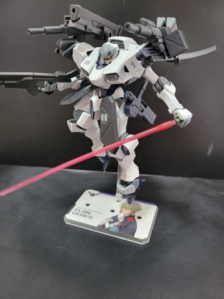 ヘヴィなので武装は盛りもりにしました。太ももに3mm穴を開けてストライクノワールみたいな拳銃を装備しました。また肩部には境界戦機のジョイントパーツを付けて某ロボットゲームVDみたいな動きを再現しました。