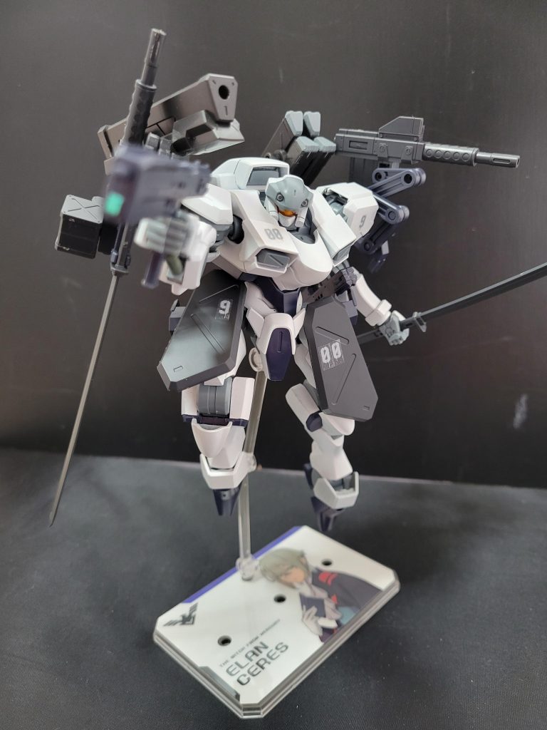 太ももの追加装甲は動きに支障がないように左右を逆に取り付けました。