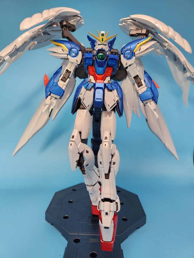 ファサァ...のやつですちなみにデカールなのですが、今回の仕様やら色々考えて悩んだ結果貼りませんでした。あと羽重たくて地面に立たせるときは気を抜くと後ろに倒れちゃうのでヒヤヒヤでした