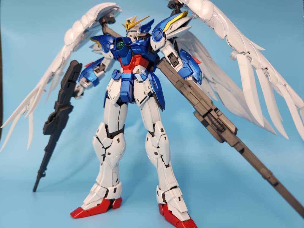 バスターライフルでバランスとれるので立たせてみました。ほんとかっこいいな...。平手も状況によって変えられるので○。