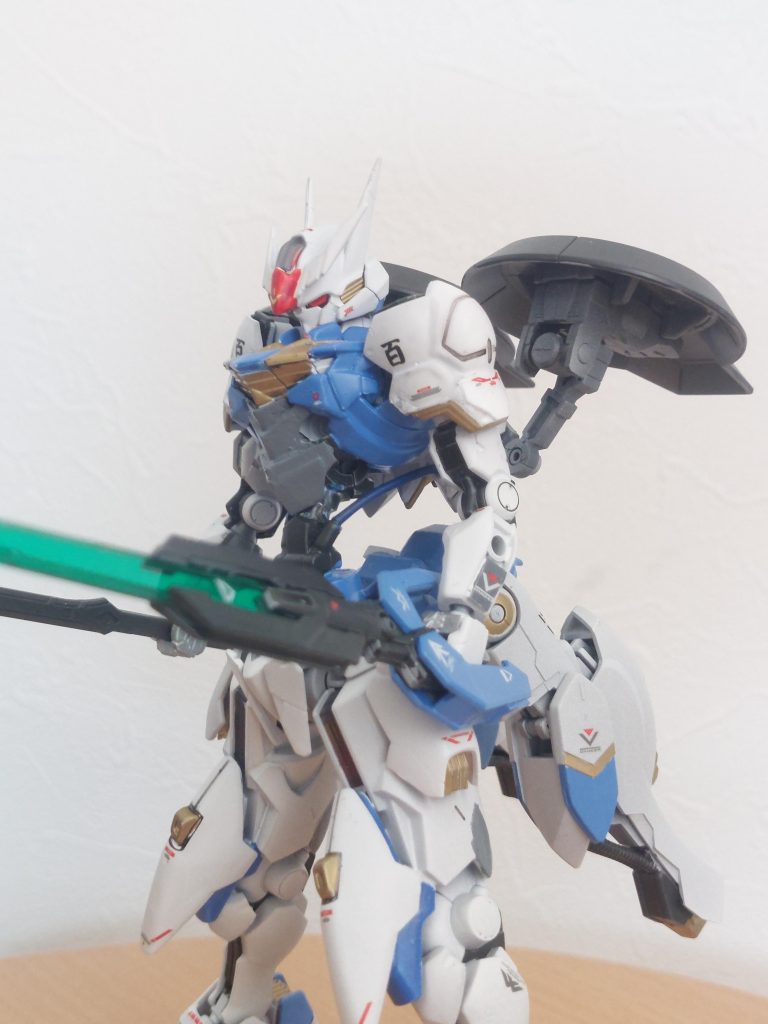 まずは素立ちです。エアリアルもバルバトスも細身なので、2機とも自然にまとまってくれてるのではないでしょうか。