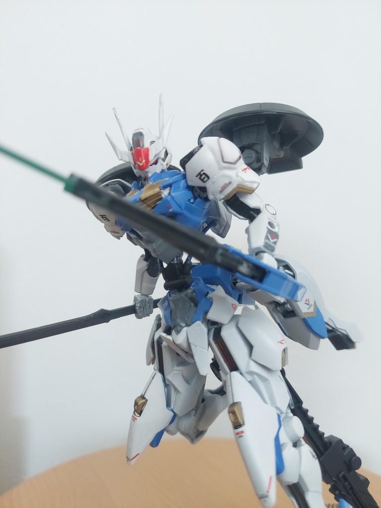 飛行状態。頭部ブレードアンテナは、バルバトスのものに替えてあります。こちらの方がシャープな印象です。