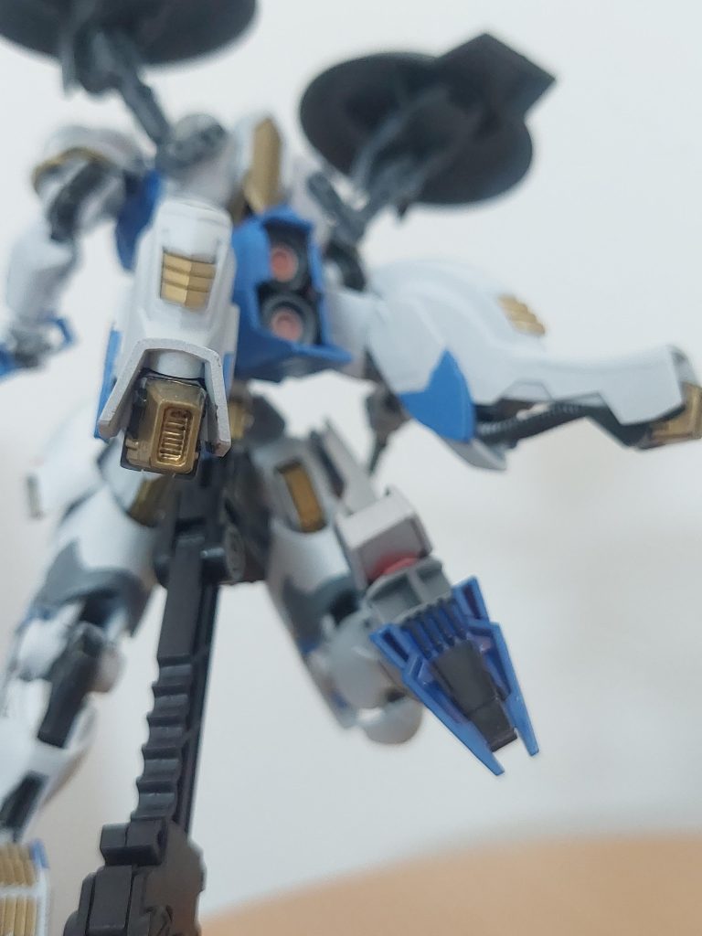 バルバトスの脚部を改造し、フライトユニットとして活躍させています。関節を有効活用し、様々な方向に推進できます。どちらかというと、重力下で活躍するかな？