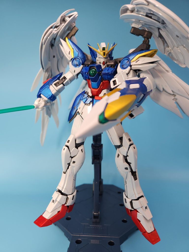 本体にピントあててるのですこし見えづらいかもですが盾めちゃくちゃかっこいい。金色が下品じゃなくていい...盾と胸部の緑の部分は裏側からガンダムマーカーで塗りました。