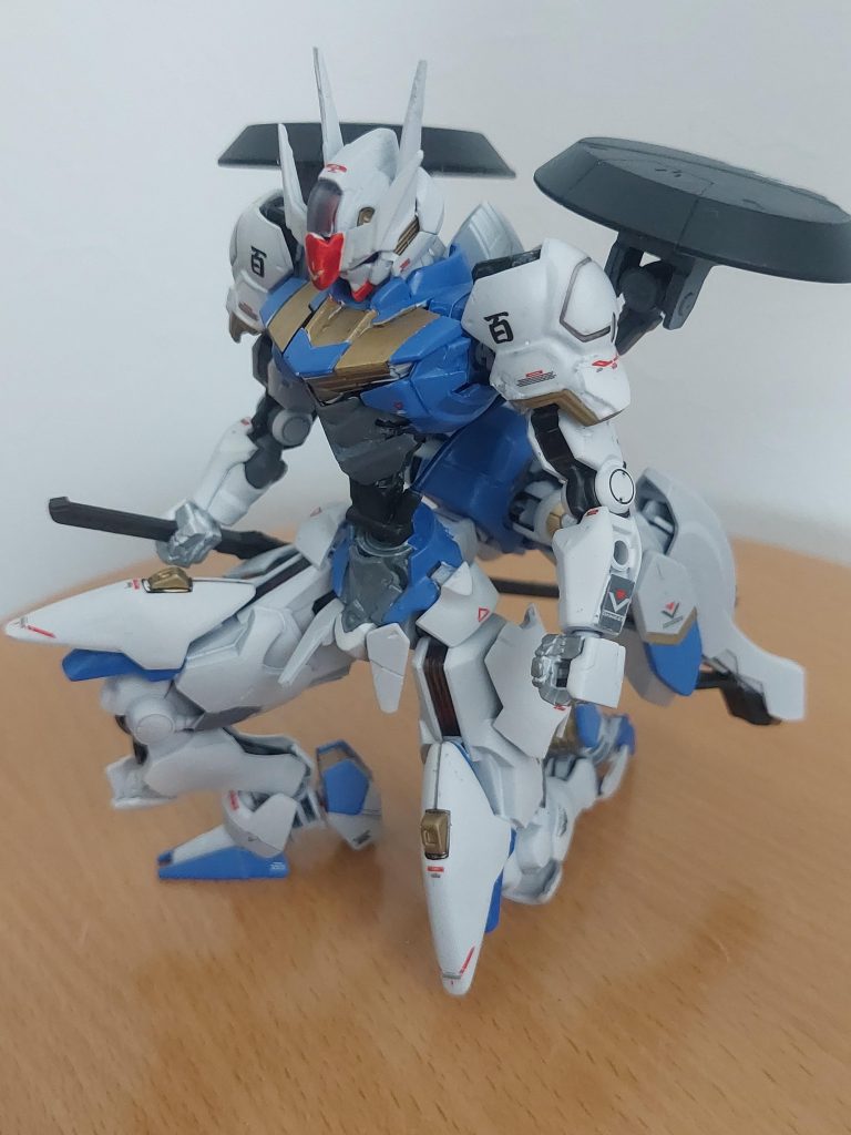 膝立ち状態。腰部シリンダーは導線に差し替え、塗装してあります。基本武装はバルバトスの太刀と、オークアンタのGNソードⅤとしています。